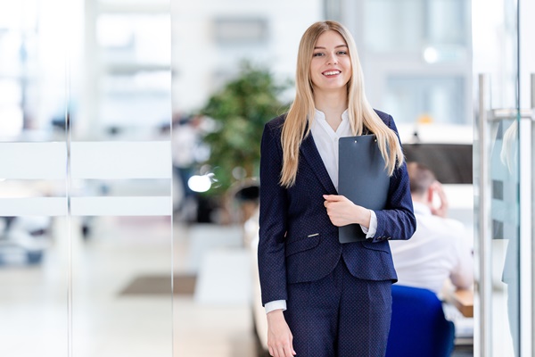 shutterstock_1675384741 vendeur automobile