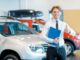 Jeune conseiller en vente automobile dans une concession moderne