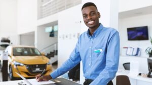 Conseiller en vente automobile en discussion avec un client dans une concession