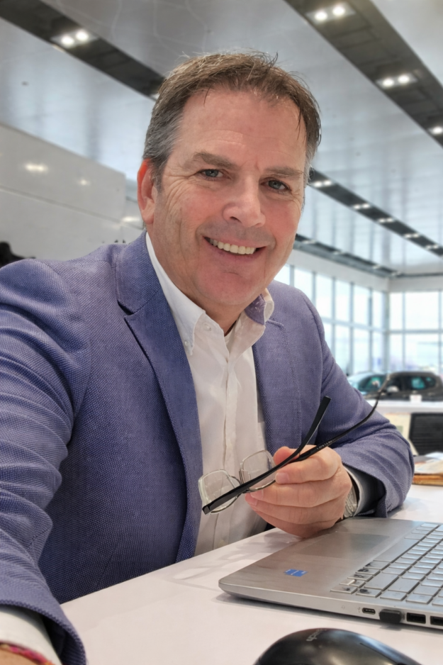 Portrait professionnel d’un homme souriant Marc Labbé fondateur Pro-Spec Vente formation vente automobile Québec